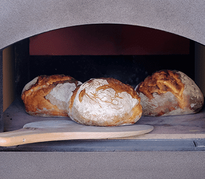 Fertige Brote im Holzbackofen