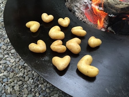 Herzkartoffeln auf dem Feuerring