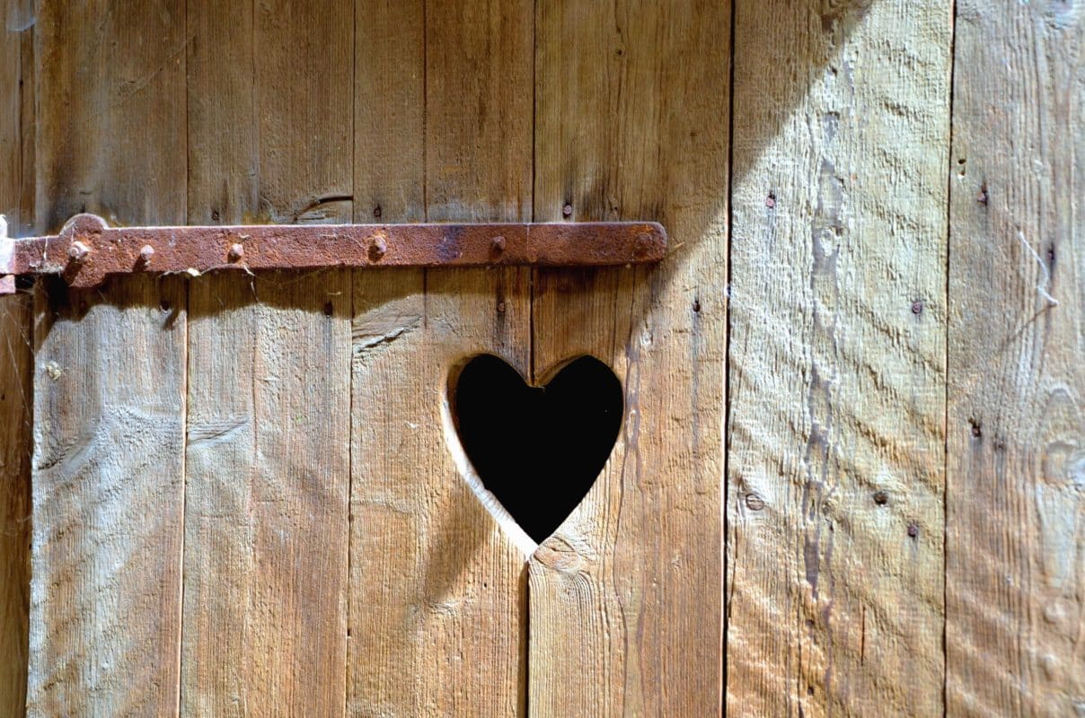 Holztüre mit ausgeschnittenem Herz