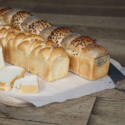 Fertig gebackene Brote aus Kastenform