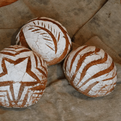 Brot bearbeitet mit Teigritzmesser