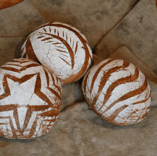 Brot bearbeitet mit Teigritzmesser