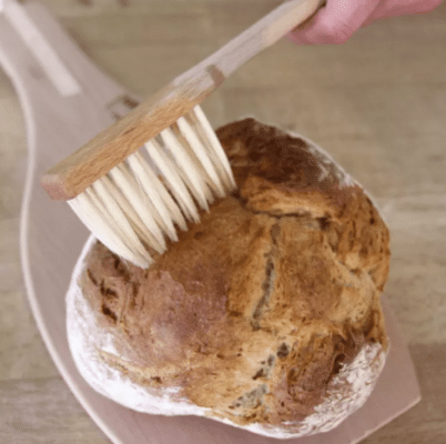 Brotpinsel bestreichen von gebackenem Brot