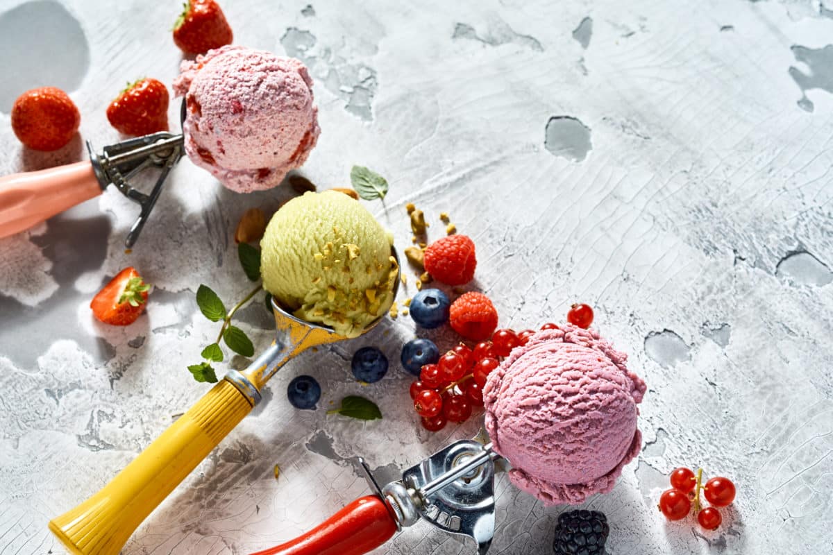 Drei Varianten Ice Cream in Eislöffeln
